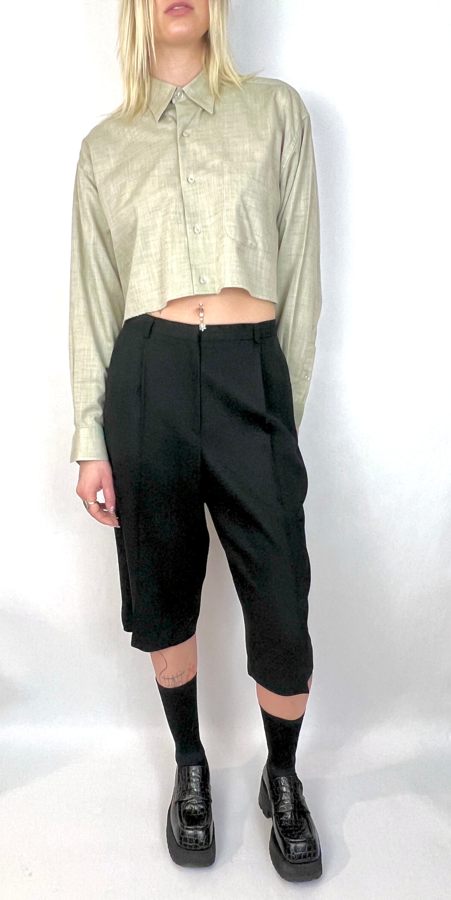 CUSTOM VTG COTTON OXFORD, SLATE. CROPPED, CUT-OUT BACK