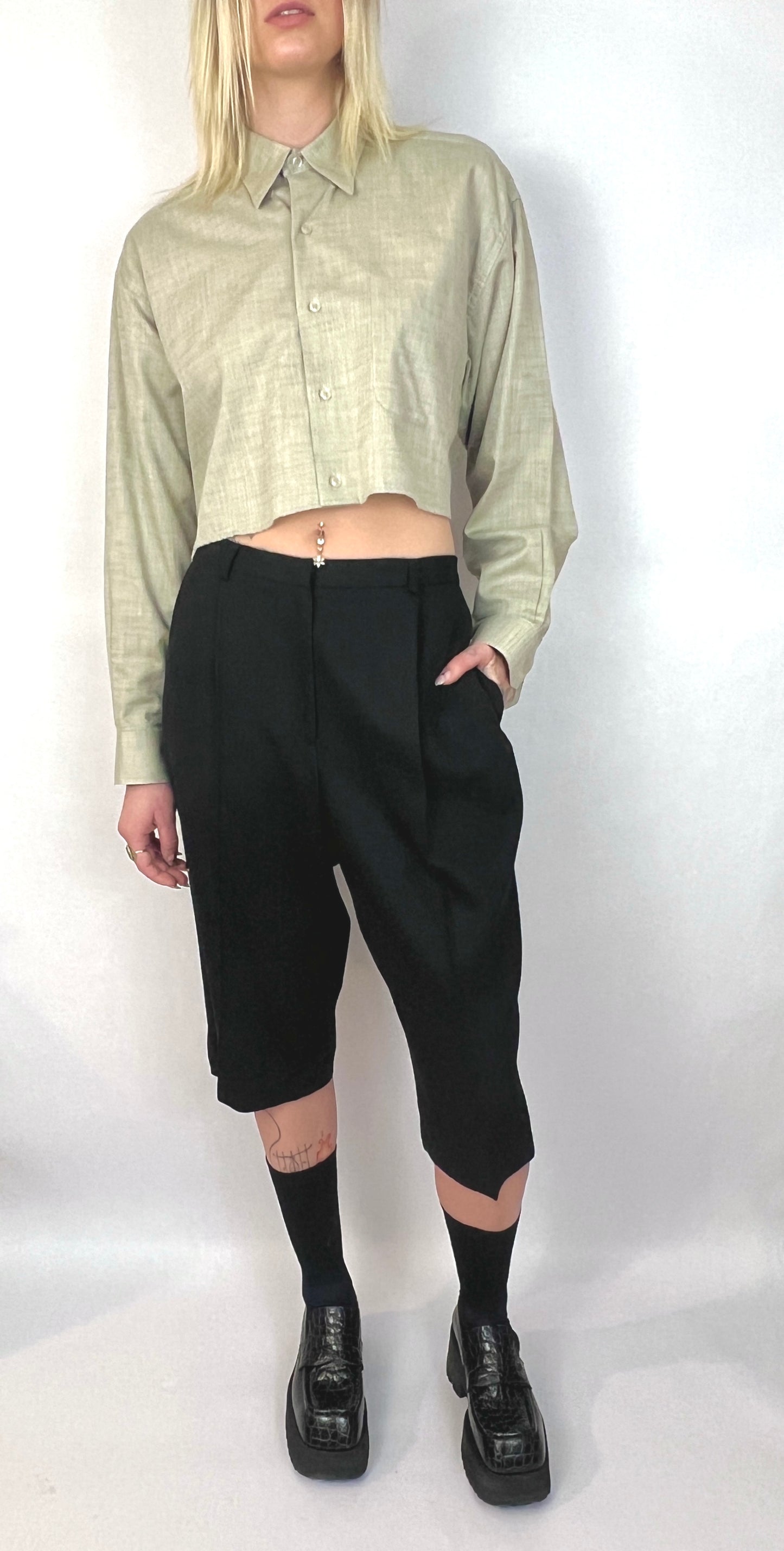 CUSTOM VTG COTTON OXFORD, SLATE. CROPPED, CUT-OUT BACK