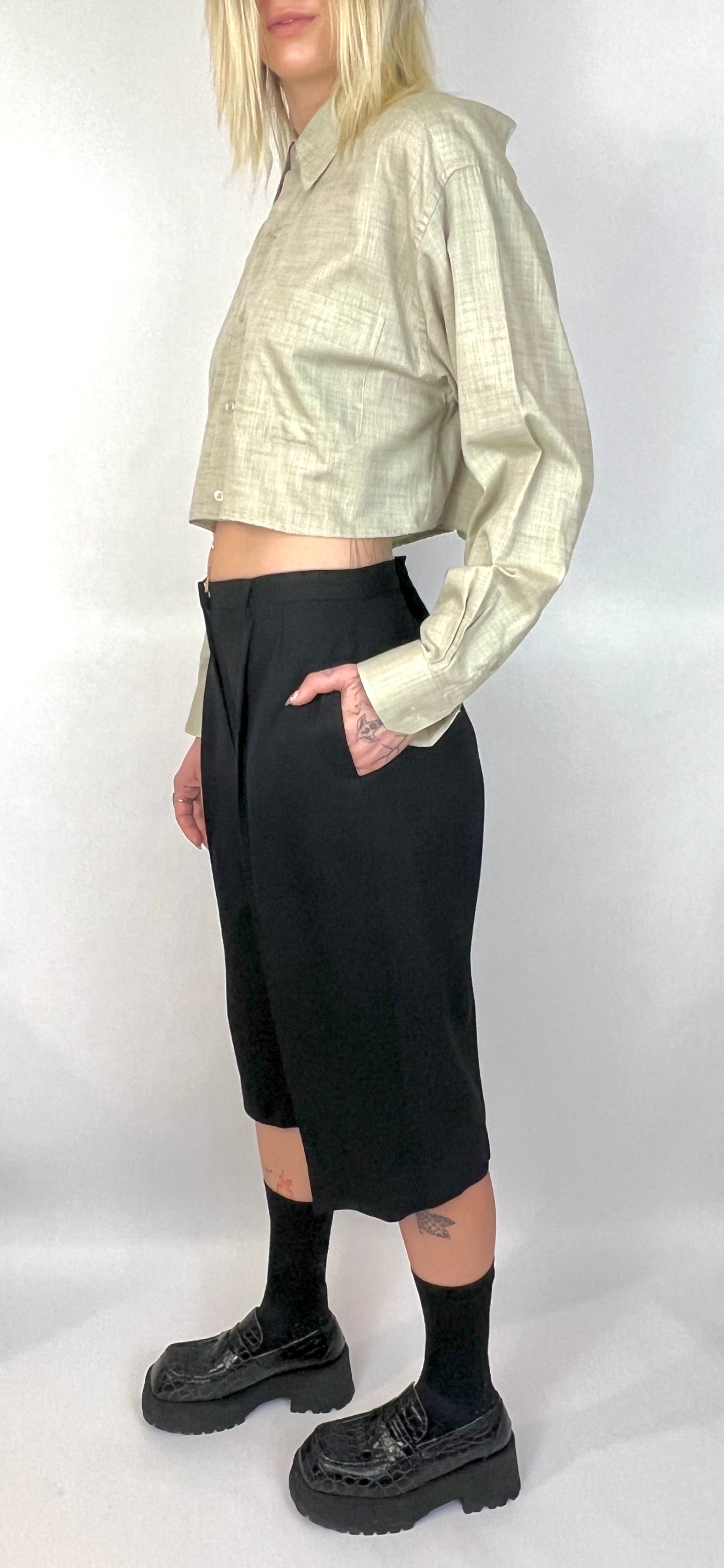 CUSTOM VTG COTTON OXFORD, SLATE. CROPPED, CUT-OUT BACK