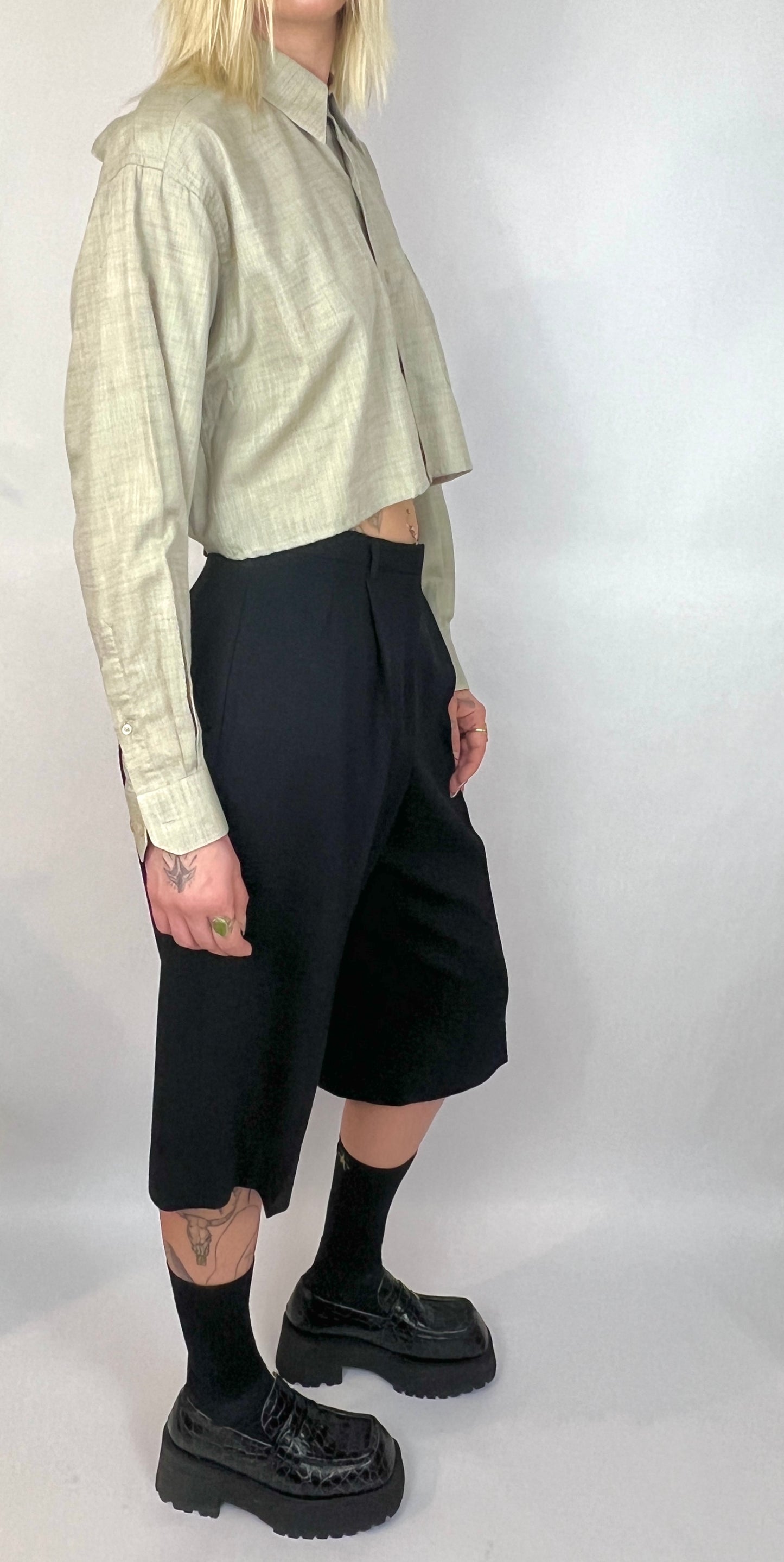 CUSTOM VTG COTTON OXFORD, SLATE. CROPPED, CUT-OUT BACK