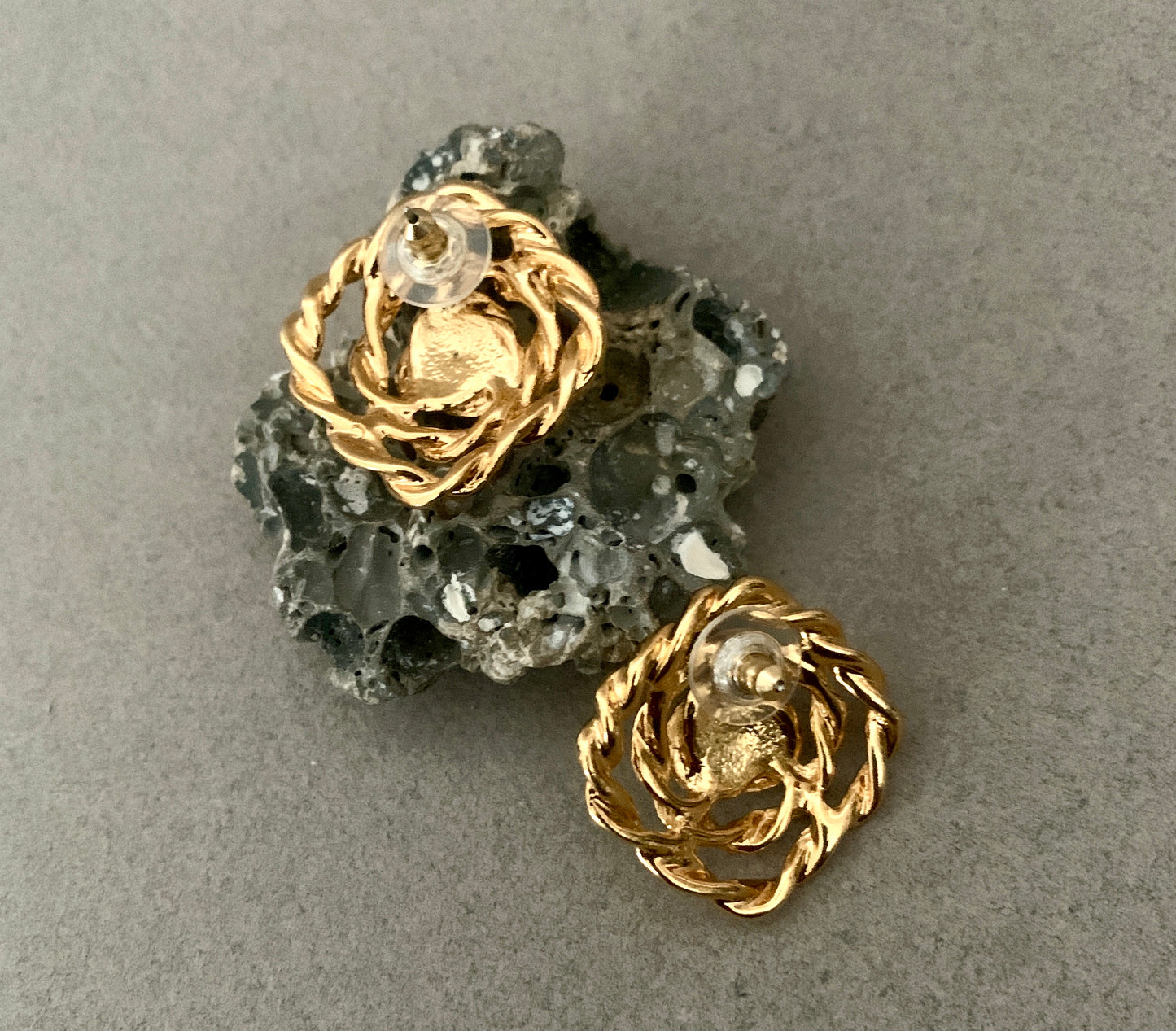 1970S GOLD DIAMOND SHAPE EARRINGS