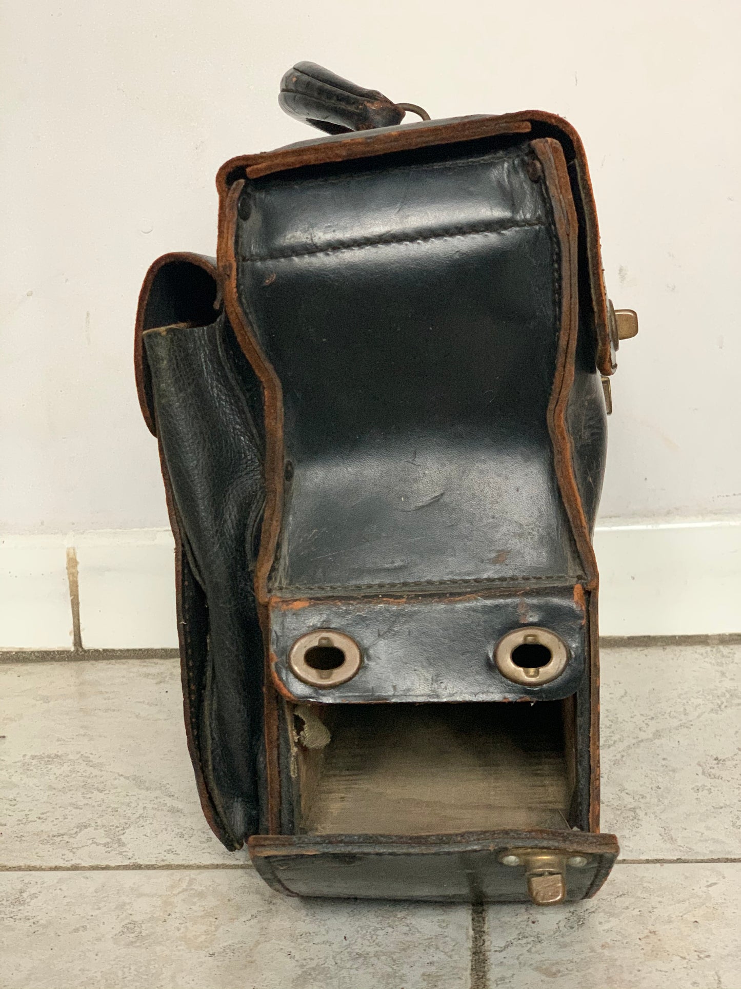 ANTIQUE LEATHER TOILETRY BAG