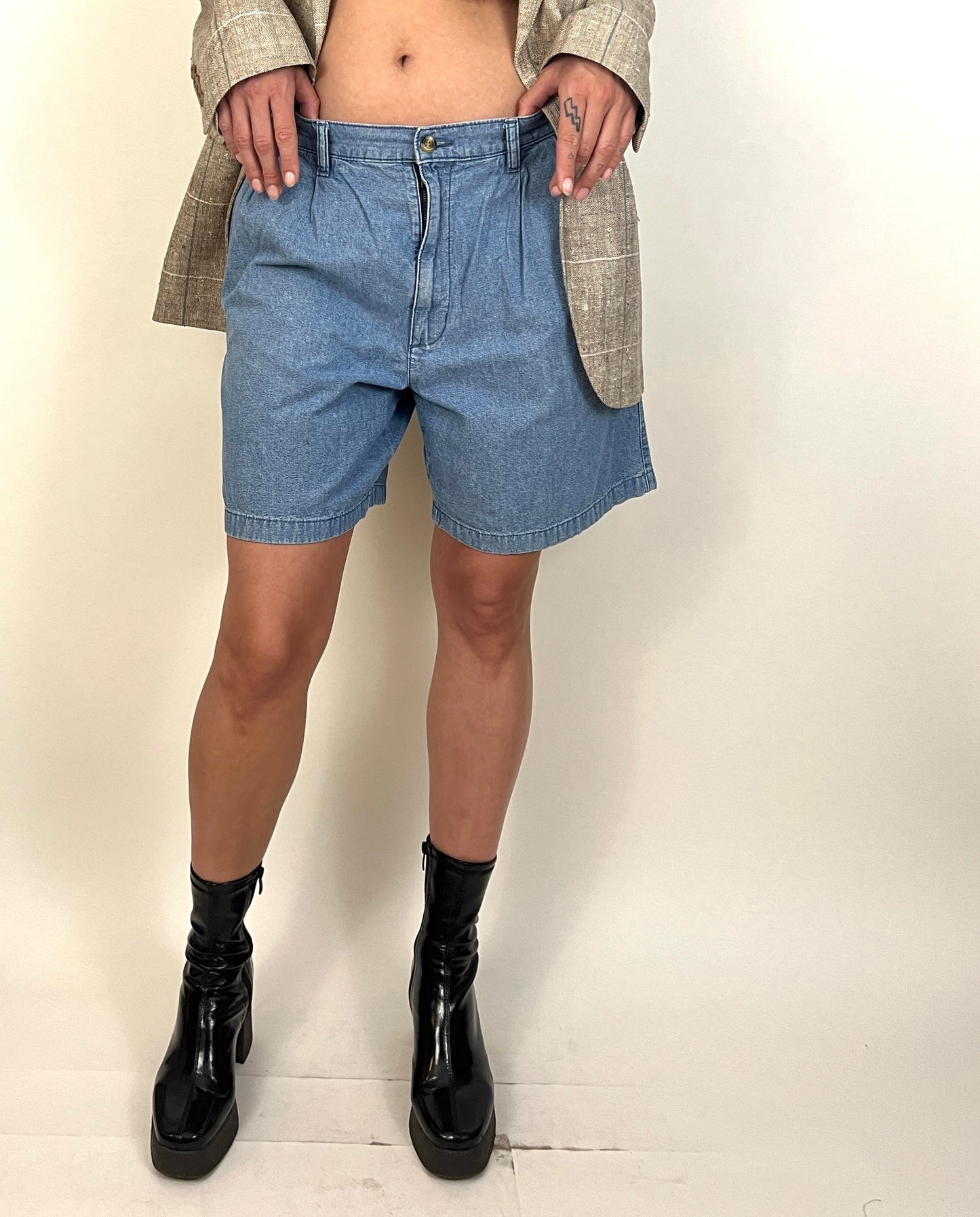 PLEATED WIDE LEG DENIM SHORTS, LIGHT