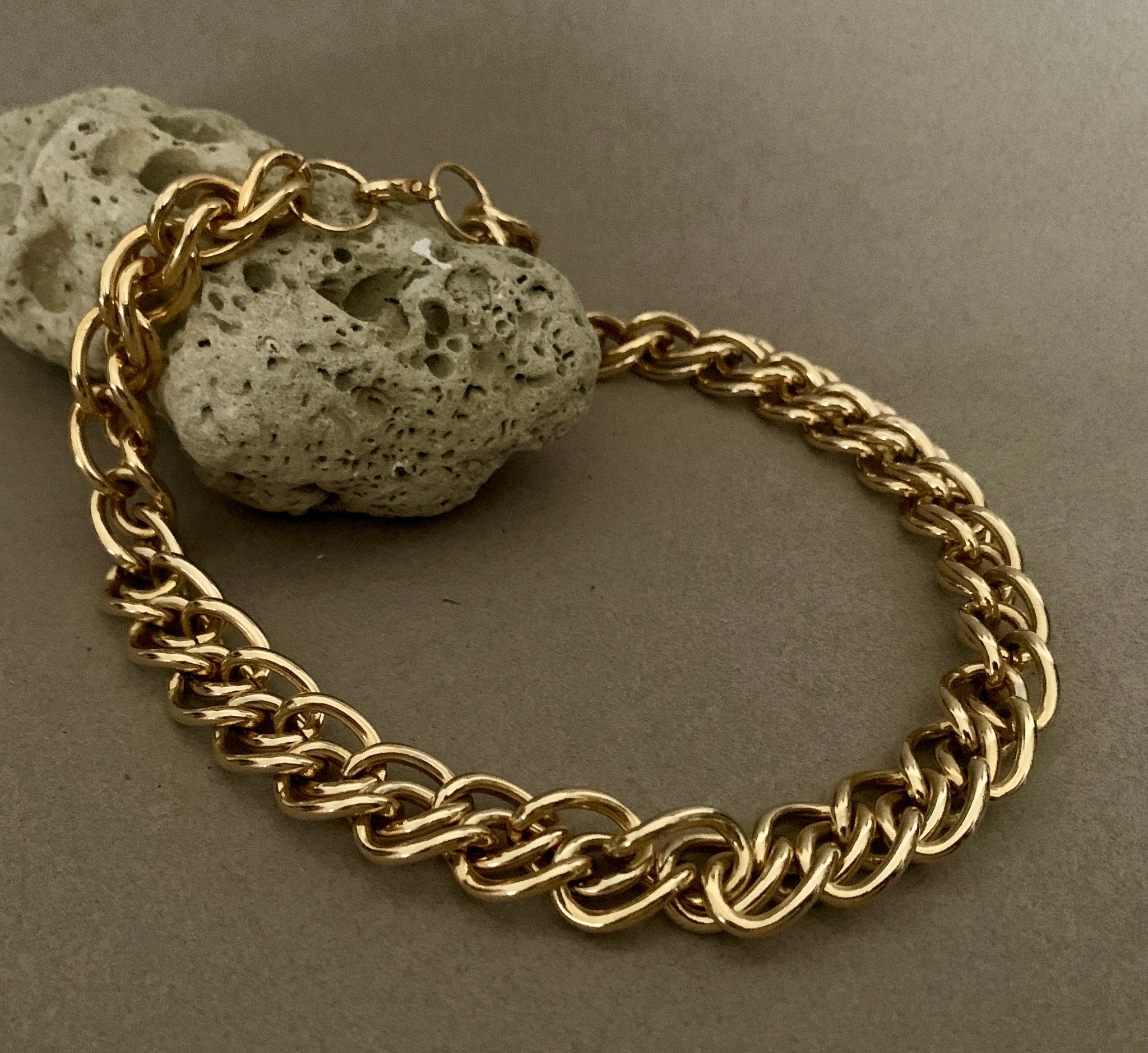 1980S GOLD OVERSIZED CHAINLINK NECKLACE