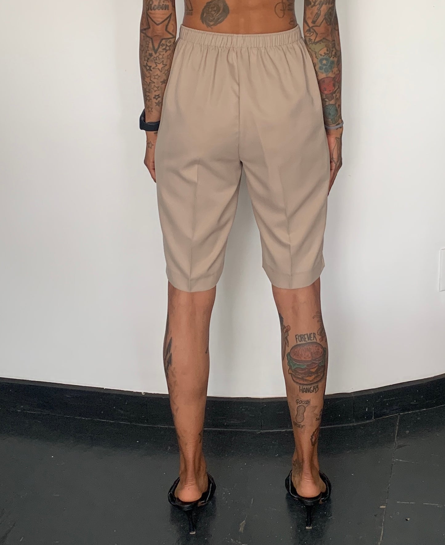 HIGH RISE BERMUDA SHORTS, TAHINI