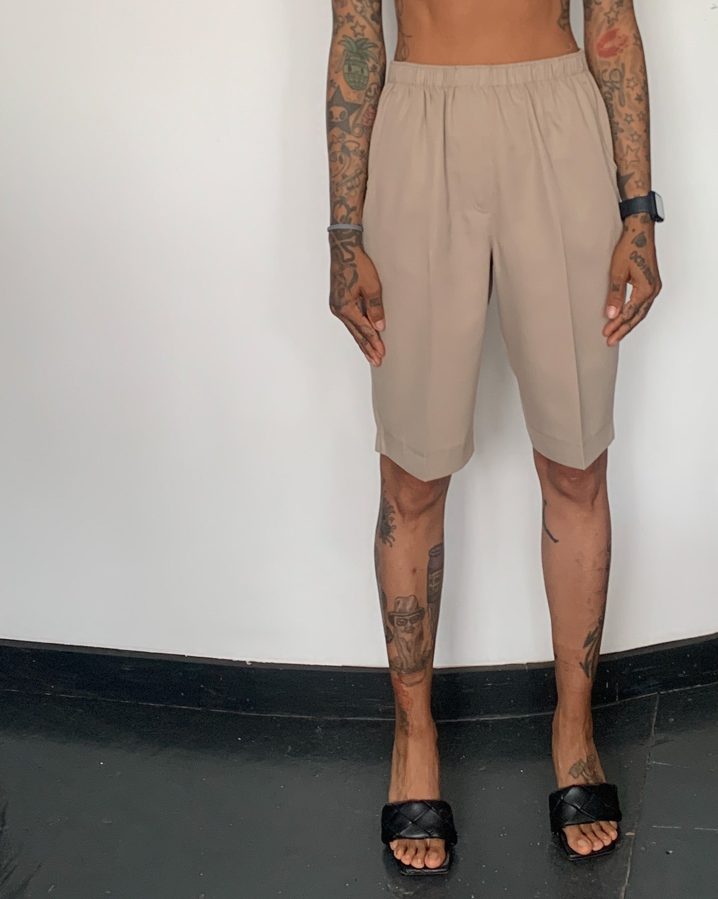 HIGH RISE BERMUDA SHORTS, TAHINI