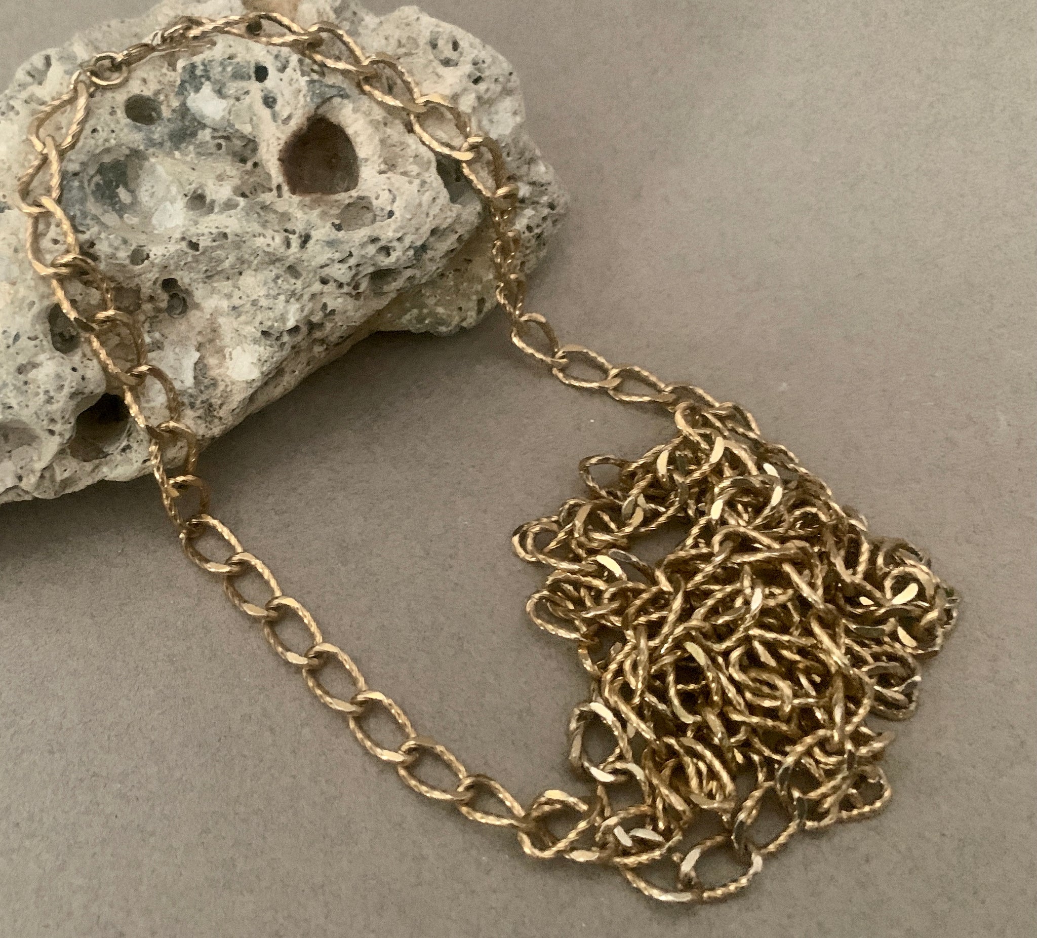 1980S GOLD CHAIN LINK LAYERING NECKLACE, CURBED