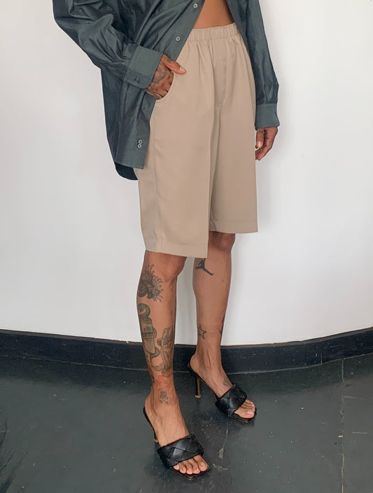 HIGH RISE BERMUDA SHORTS, TAHINI