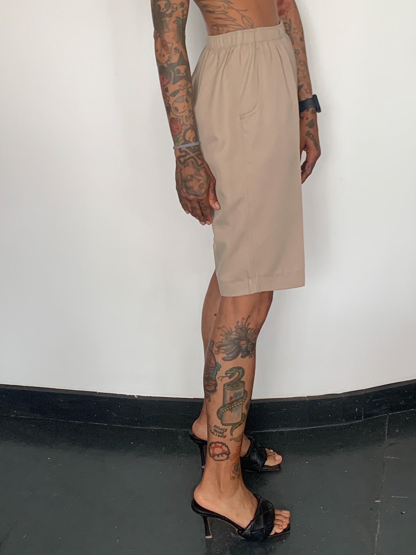 HIGH RISE BERMUDA SHORTS, TAHINI