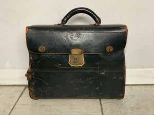 ANTIQUE LEATHER TOILETRY BAG