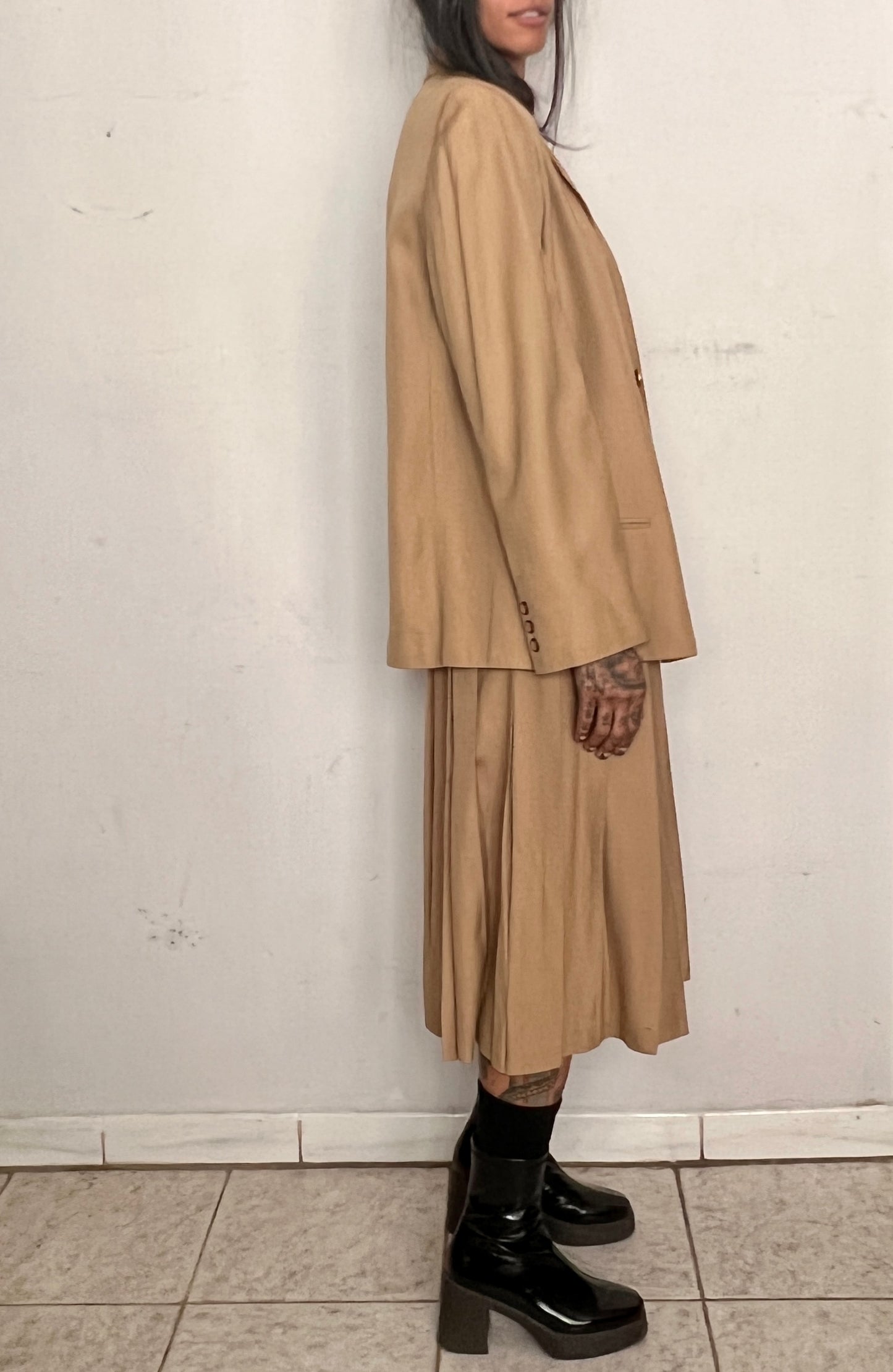 SILK PLEATED SKIRT SUIT, CARAMEL