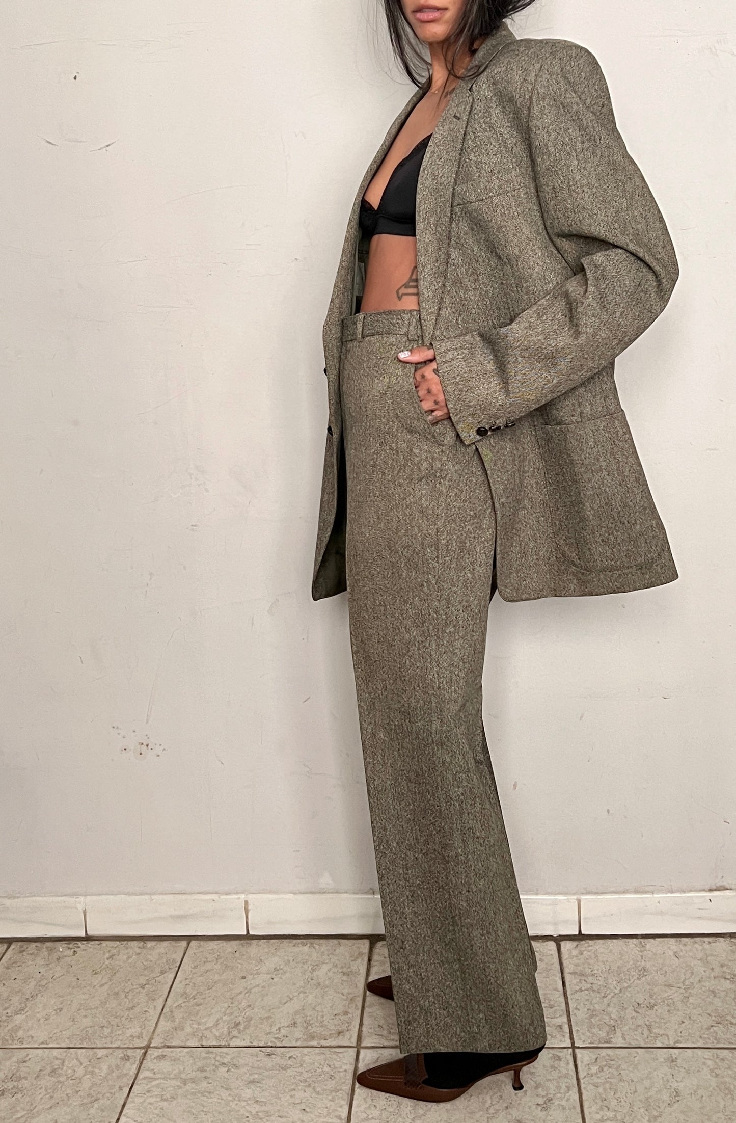 OVERSIZED WOOL SUIT, IRISH TWEED